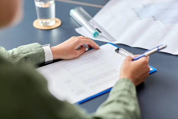 Architekt mit Klemmbrett im Büro — Stockfoto