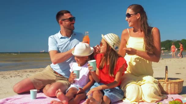 Lykkelig familie, der har picnic på sommerstranden – Stock-video