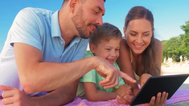 夏のビーチにタブレットPCを持つ幸せな家族 — ストック動画