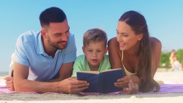 Aile kitabı, yaz plajında. — Stok video