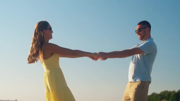 Feliz pareja divirtiéndose en verano playa — Vídeo de stock
