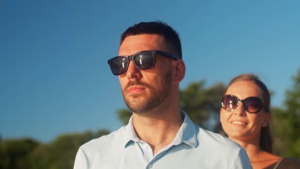 Pareja feliz en la playa de verano — Vídeos de Stock