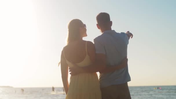 Couple heureux sur la plage d'été — Video