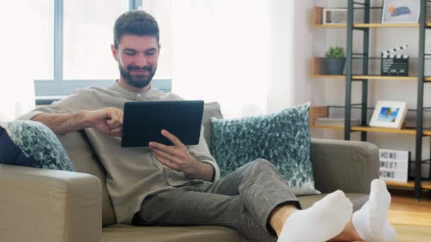 带着平板电脑在家里微笑的男人 — 图库视频影像