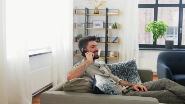 Felice uomo chiamando su smartphone a casa — Video Stock