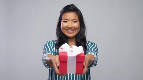 Usmívající se mladá asijská žena drží dárková krabice — Stock video