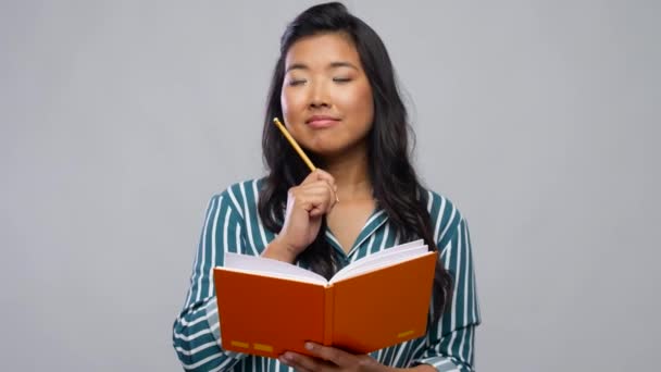Azjatycki kobieta z pamiętnik i ołówek — Wideo stockowe