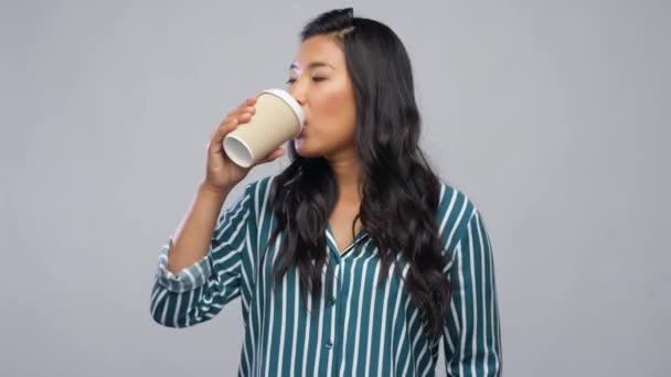 Gelukkig aziatische vrouw drinken koffie — Stockvideo