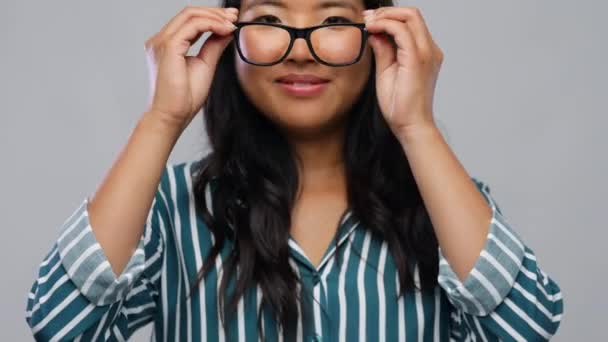 Heureux asiatique femme dans lunettes ou étudiant — Video