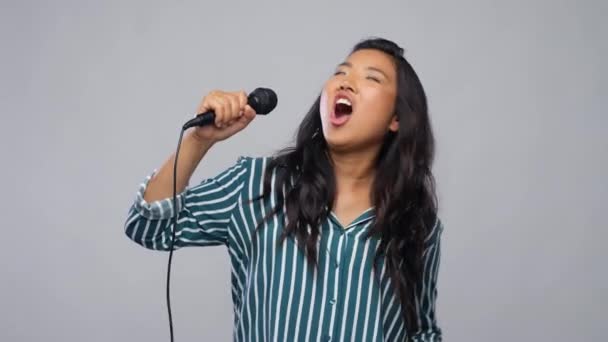 Feliz mulher asiática com microfone cantando karaoke — Vídeo de Stock