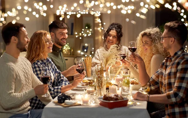 크리스마스 파티에서 레드 와인을 마시는 행복 한 친구들 — 스톡 사진