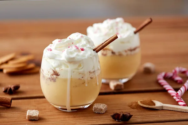 Copos de gemada com chantilly e canela — Fotografia de Stock