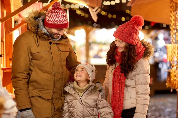 Familia feliz en el mercado de Navidad en la ciudad —  Fotos de Stock