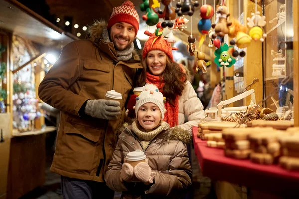 Семья с напитками на рождественском рынке — стоковое фото