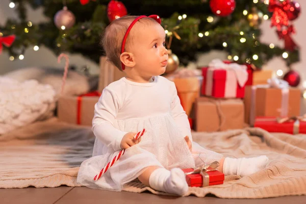 Baby girl at christmas tree with gifts at home — Stock Photo, Image