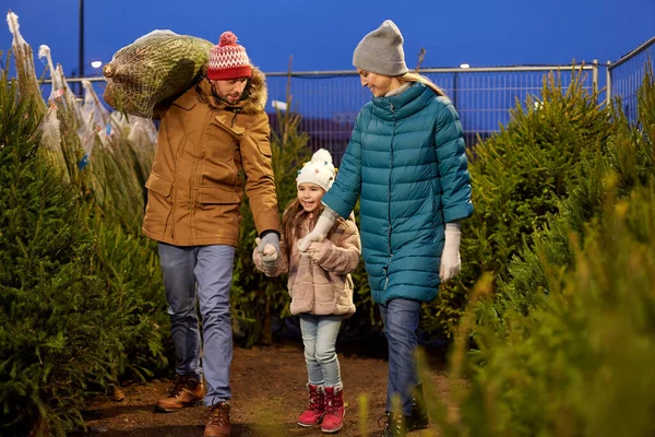 快乐的家庭在市场上买圣诞树 — 图库照片