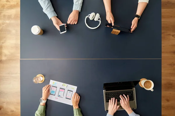 Equipo de negocios con gadgets trabajando en la mesa de oficina —  Fotos de Stock