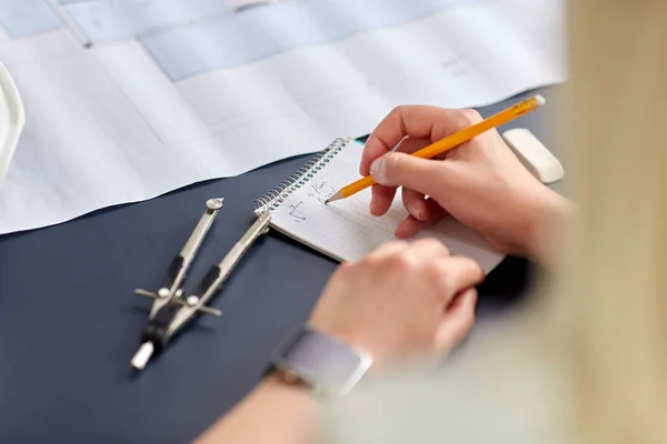 Arquitecto con cuaderno de trabajo en la oficina —  Fotos de Stock