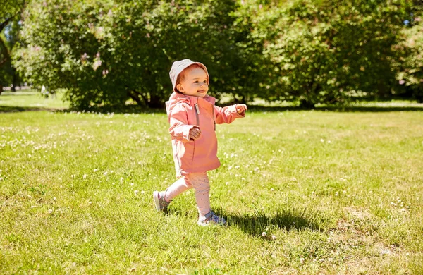 Heureuse petite fille marchant au parc en été — Photo