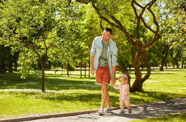 Lycklig far med liten dotter i sommarparken — Stockfoto