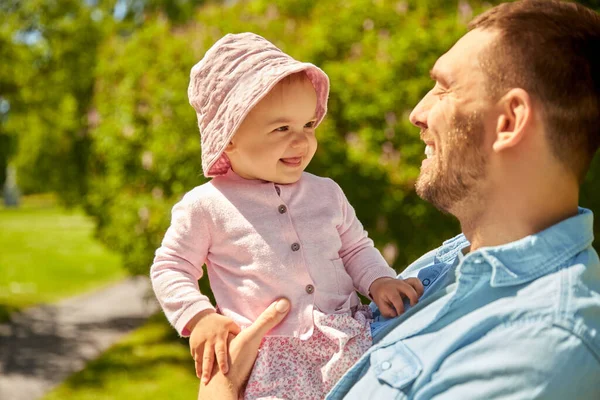 Mutlu baba ve küçük kız yaz parkında — Stok fotoğraf