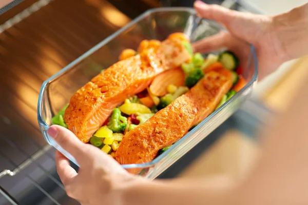 Frau kocht Essen im Ofen in der heimischen Küche — Stockfoto