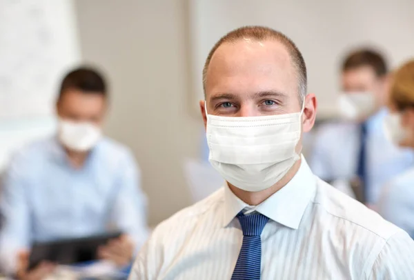 Obchodník s obličejovou ochrannou maskou v kanceláři — Stock fotografie