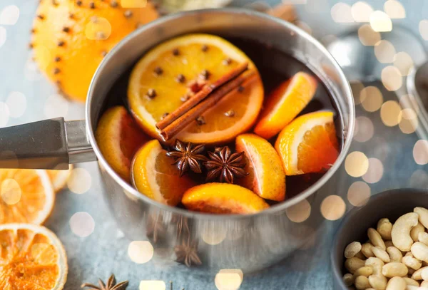 Panci dengan anggur matang panas, irisan jeruk dan rempah-rempah — Stok Foto