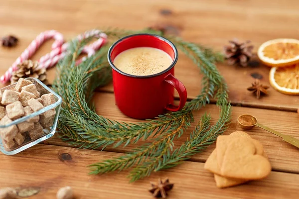 Taza de ponche de huevo, ramas de abeto, pan de jengibre y azúcar — Foto de Stock