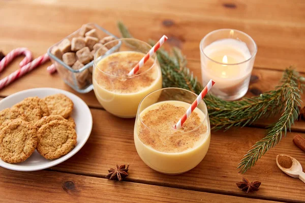 Verres de lait de poule, biscuits à l'avoine et branche de sapin — Photo