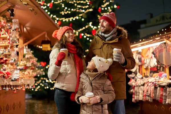Familie met afhaaldrankjes op kerstmarkt — Stockfoto
