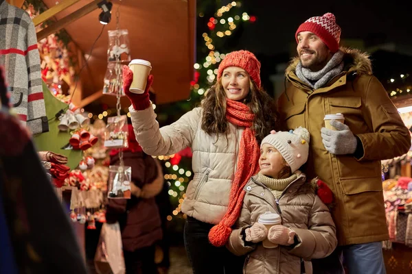 Familie cu băuturi takeaway la piața de Crăciun — Fotografie, imagine de stoc