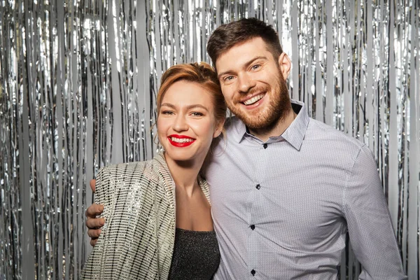 Feliz abraçando casal em roupas de festa — Fotografia de Stock