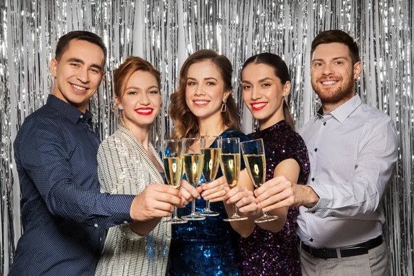 Amigos felices brindar copas de champán en la fiesta —  Fotos de Stock