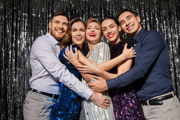 Amigos felizes em roupas de festa — Fotografia de Stock