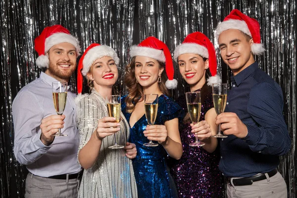 Amigos con copas de champán en la fiesta de Navidad — Foto de Stock