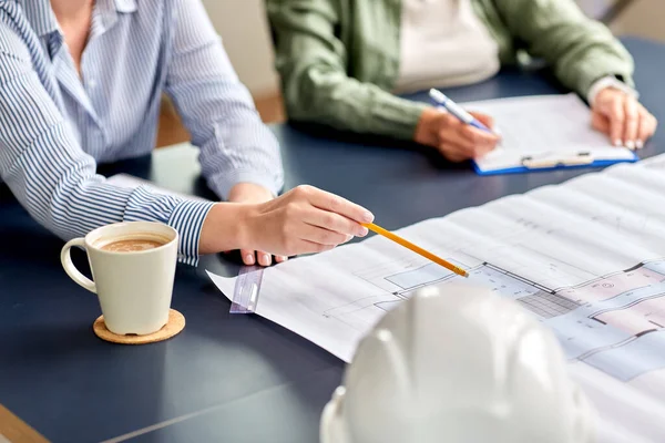 Geschäftsteam mit Blaupause arbeitet im Büro — Stockfoto