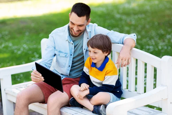 Батько і син з планшетним комп'ютером у парку — стокове фото