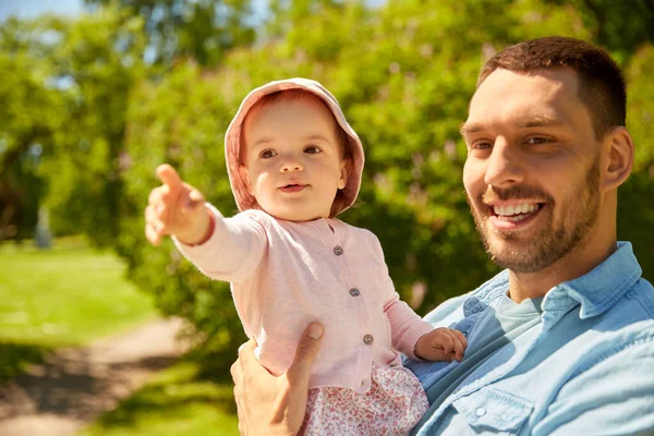 Šťastný otec s dcerou v letním parku — Stock fotografie