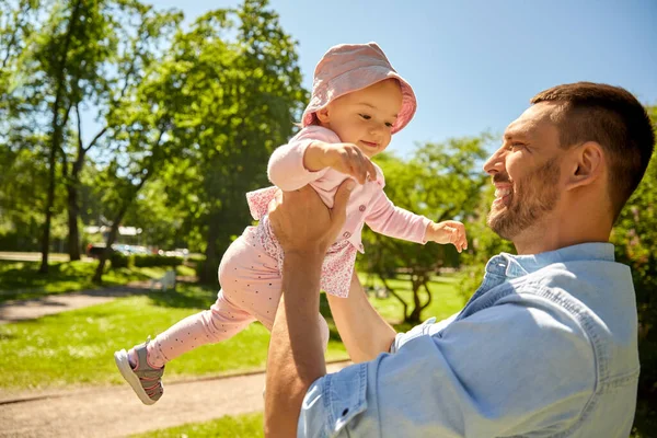 Щасливий батько з дочкою в літньому парку — стокове фото