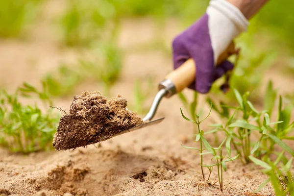 Χέρι σκάψιμο flowerbed έδαφος με μυστρί κήπο — Φωτογραφία Αρχείου