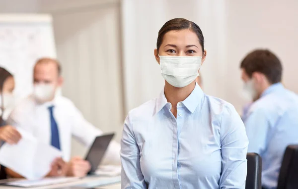 Geschäftsfrau mit Gesichtsschutzmaske im Büro — Stockfoto