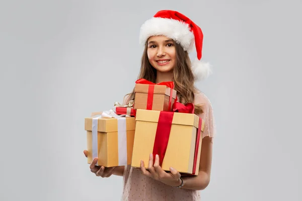 Ragazza adolescente in cappello di Babbo Natale con regalo di Natale — Foto Stock