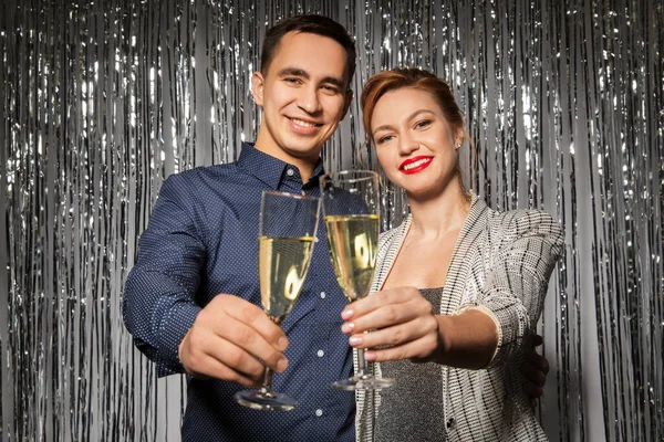 Glückliches Paar stößt auf Party mit Sektgläsern an — Stockfoto