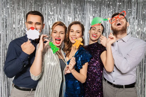 Amis heureux posant avec des accessoires de fête de Noël — Photo