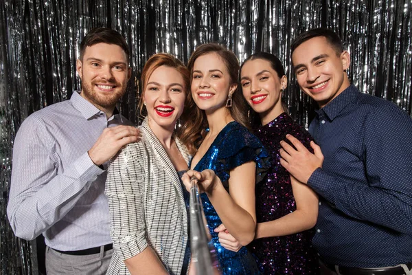 Amigos felices tomando selfie en la fiesta — Foto de Stock