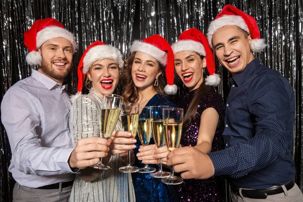 Amigos com taças de champanhe na festa de Natal — Fotografia de Stock