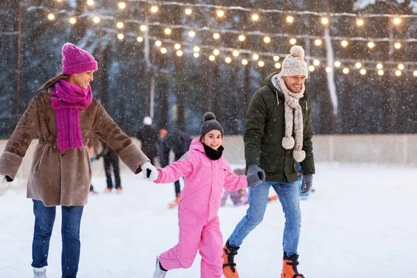 Gelukkig familie op outdoor schaatsbaan in de winter — Stockfoto