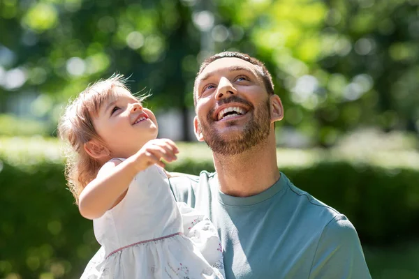 Pai feliz com bebê filha no parque de verão — Fotografia de Stock