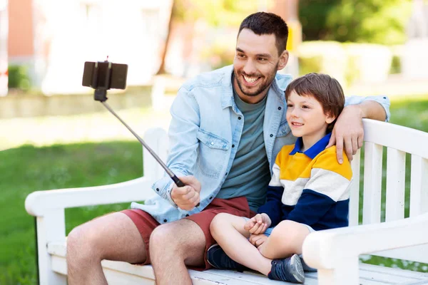 Πατέρας και γιος βγάζουν selfie με το τηλέφωνο στο πάρκο — Φωτογραφία Αρχείου